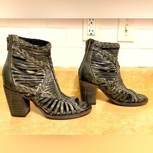 Freebird by Steven Bela Open Toe Bootie Sandal Black/Grey Size 6 1/2-7